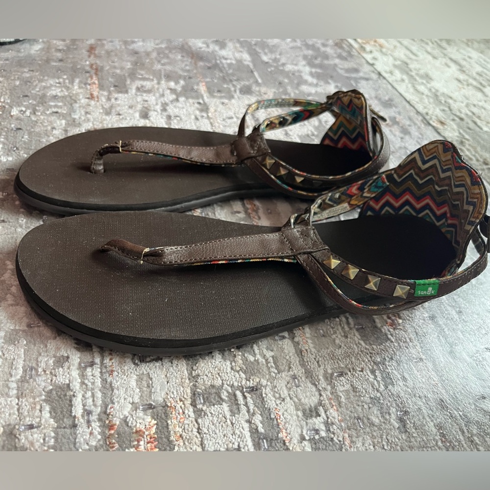 Sanuk size 9 flat sandals..